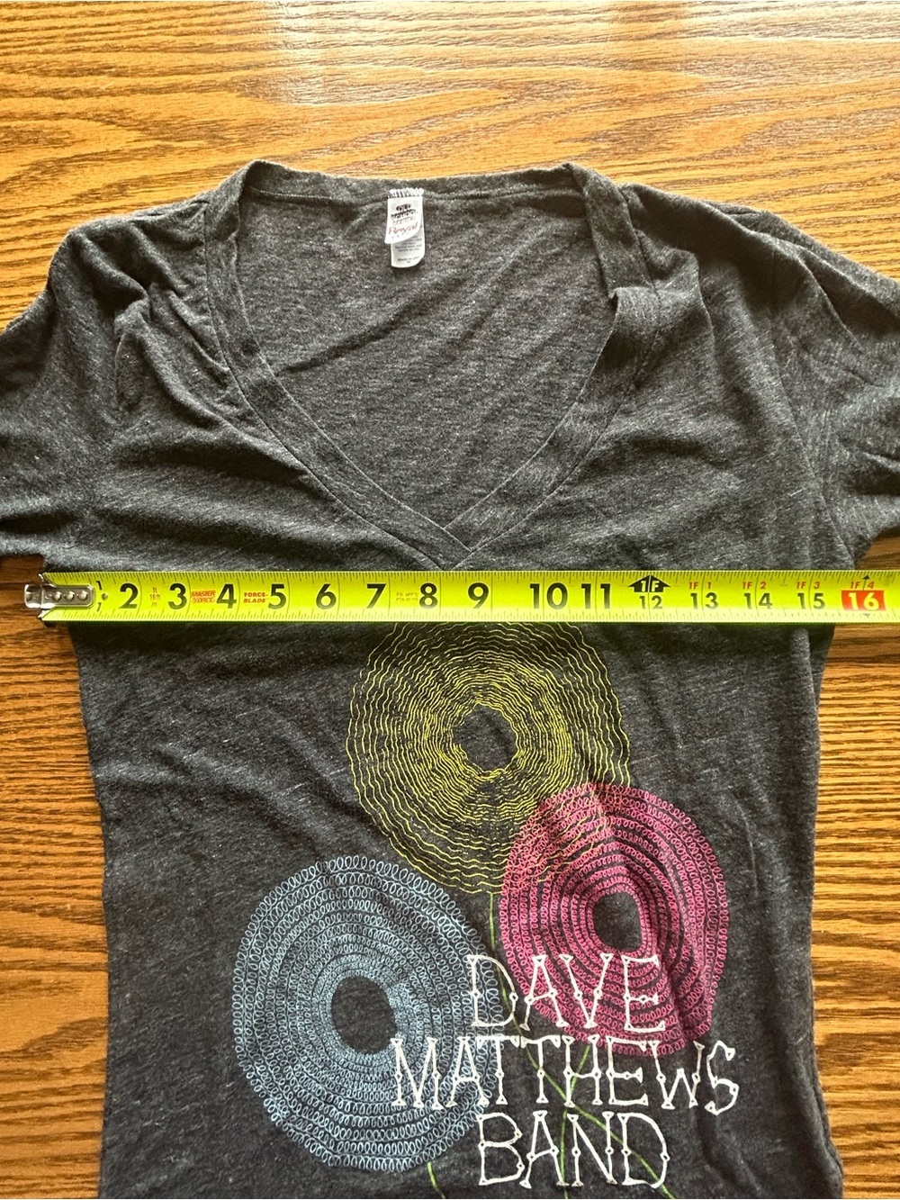 Dave Matthews Band Charcoal Grey V-Neck Tee Size XS (measured, not tag size) - Picture 5 of 9